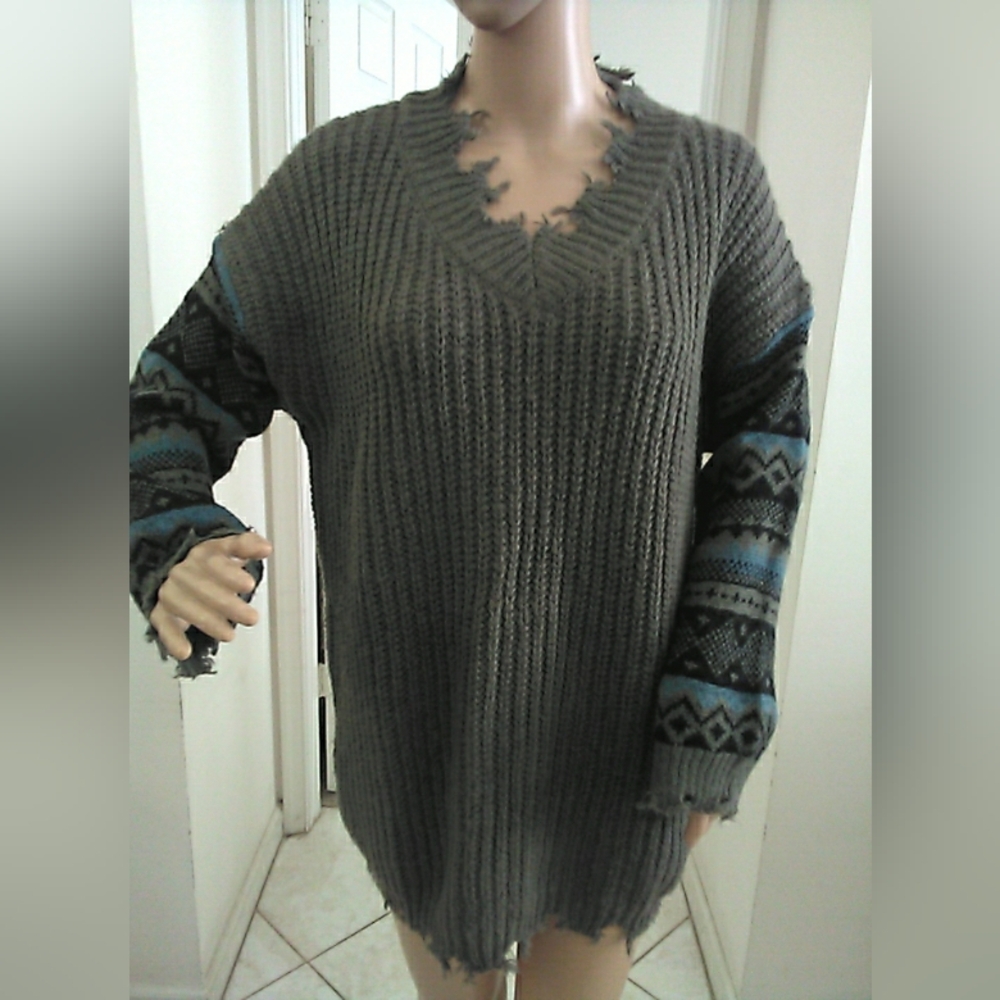 NWOT BLUE B Stylish V-Neck Sweater Blue BLACK & Gray Patterns SOFT KNIT SZ.SM